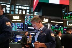 Chứng khoán Mỹ bị bán tháo: Nasdaq Composite mất 4%, Dow Jones giảm gần 700 điểm