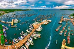 Chuyển từ phát triển kinh tế ven biển sang phát triển quốc gia hướng biển