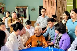Thăm, tặng quà tri ân Mẹ Việt Nam anh hùng tại xã Trà My