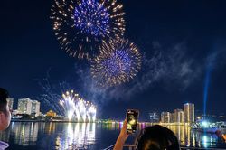 Khán giả thích thú với màn trình diễn trong đêm thứ hai DIFF 2026