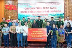 Trao tặng hơn 100 nghìn cây giống cà phê, mắc ca cho hộ nghèo xã Nà Hỳ