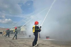 Thực tập chữa cháy và cứu nạn cứu hộ tại Chi nhánh Công ty cổ phần Long Sơn - Krông Pa