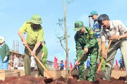 Các đồn biên phòng Ia Nan và Ia O ra quân trồng 600 cây xanh tại trường phổ thông nội trú liên cấp