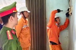 Trao thiết bị phòng cháy chữa cháy cho 32 hộ dân có hoàn cảnh khó khăn