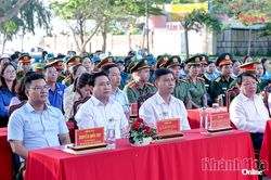 Phó Bí thư Tỉnh ủy, Chủ tịch HĐND tỉnh Lâm Đông dự lễ phát động toàn dân chung tay bảo vệ môi trường tại phường Đông Hải