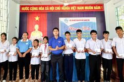 Trao học bổng cho học sinh vượt khó học tốt ở xã Bắc Khánh Vĩnh