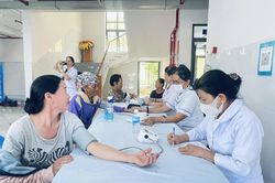 Khám bệnh, phát thuốc miễn phí cho 500 người dân phường Cam Ranh