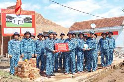 Lữ đoàn 189 thăm, động viên lực lượng xây dựng nhà cho đối tượng chính sách