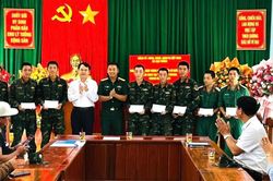 Lãnh đạo Đảng ủy xã Vạn Thắng thăm, động viên chiến sĩ mới tại Tiểu đoàn Bộ binh 460