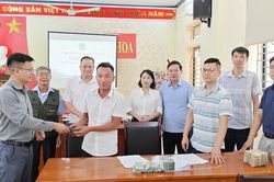 Giải ngân Quỹ hỗ trợ nông dân tỉnh cho Dự án trồng và chăm sóc chè tại bản Ngọc Lại