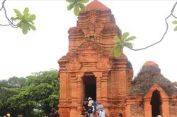 Mùa hè rộn ràng dưới chân tháp Pô Sah Inư