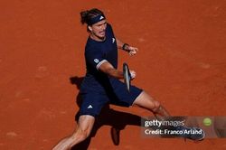Alexander Zverev đánh bại Jakub Mensik, tiến vào chung kết Roland Garros sau 4 set