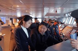 Nhà lãnh đạo Triều Tiên Kim Jong Un thị sát thử nghiệm tàu khu trục Kang Kon
