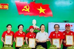 Trao 200 suất quà cho hộ dân khó khăn xã Lương Sơn