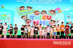 Tặng quà cho trẻ em có hoàn cảnh đặc biệt, khó khăn nhân Tháng hành động vì trẻ em