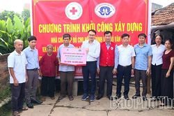 Trao hỗ trợ xây dựng nhà chữ thập đỏ và khám bệnh, tư vấn sức khỏe, cấp thuốc miễn phí cho đối tượng chính sách