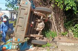 Xe đầu kéo va chạm xe công nông trên đường Hồ Chí Minh, nhiều người thương vong