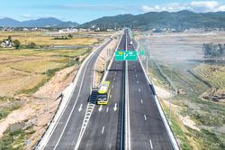 Nhà thầu chạy đua hoàn thiện đồng bộ công trình tại cao tốc Chí Thạnh-Vân Phong trước 15/6