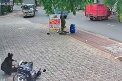Vượt xe tải đang rẽ phải, nam sinh thoát chết trong gang tấc