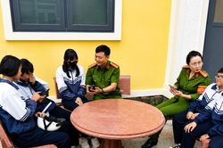 Nhiều học sinh trốn nhà tìm 'việc nhẹ lương cao'