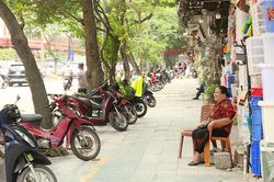 Khi vỉa hè được tính chuyện cho thuê