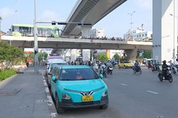 Xe dừng đỗ trái phép tại nút giao Giải Phóng - Đại La