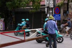 Nhiều người vẫn cố tình vượt đường ngang khi barie hạ chắn