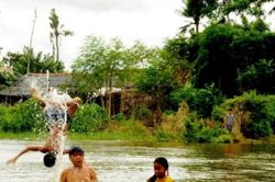 Tuổi thơ những ngày hè bên dòng sông xưa