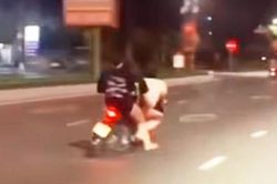 L&agrave;m r&otilde; clip 3 thiếu nữ ngồi tr&ecirc;n 1 xe m&ocirc;t&ocirc;, kh&ocirc;ng đội mũ bảo hiểm, r&uacute; ga lạng l&aacute;ch