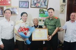 Đoàn đại biểu TPHCM đi thăm, chúc thọ người cao tuổi tiêu biểu