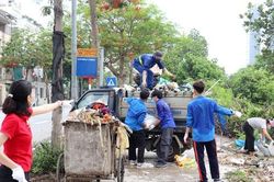MTTQ phường Kiến Hưng huy động hơn 100 người tổng vệ sinh môi trường tuyến phố Hoàng Đôn Hòa