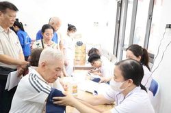 Phường Phương Liệt: Ưu tiên chăm sóc sức khỏe người cao tuổi và đối tượng yếu thế