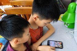Bảo vệ trẻ em trong thời đại số - Kỳ 2: Những rủi ro ẩn sau màn hình điện thoại