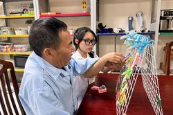 Những người thầy thuốc lặng lẽ níu giữ niềm vui tuổi già