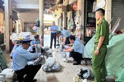 Bày bán công khai lượng lớn sản phẩm giả mạo nhãn hiệu nổi tiếng được bảo hộ