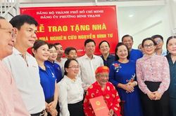 Trao tặng nhà cho nhà nghiên cứu Nguyễn Đình Tư