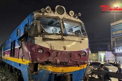 Hà Nội: Tàu hỏa va chạm ô tô tải