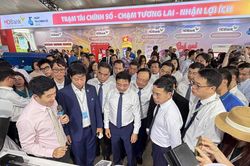 Du khách nước ngoài đến Việt Nam có thể thanh toán dễ hơn bằng QR