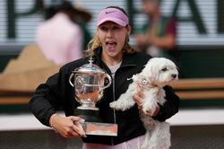 Tuổi 19, 'búp bê Nga' Mirra Andreeva vô địch Roland Garros