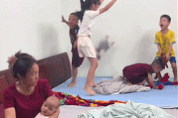 Ánh mắt thất thần của bà khi một mình trông 5 cháu nghỉ hè