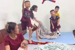 Bà thất thần nhìn 'khối nghỉ hè' quậy tung nhà