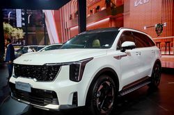 Xem trước Kia Sorento HEV mới - chờ giá đấu Ford Everest