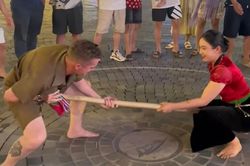 Video khách Tây 'toát mồ hôi' khi đấu gậy cùng cô gái dân tộc Thái