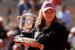 Mirra Andreeva lên ngôi vô địch Roland Garros 2026 ở tuổi 19