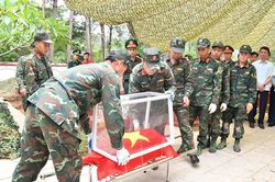 Lai Châu lấy mẫu, số hóa thông tin hài cốt liệt sĩ tại Nghĩa trang Liệt sĩ xã Than Uyên