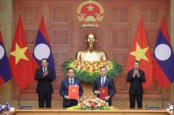 Việt Nam và Lào trao nhiều văn kiện hợp tác quan trọng