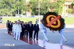 Thủ tướng Lào tưởng niệm các anh hùng liệt sĩ và vào Lăng viếng Chủ tịch Hồ Chí Minh