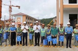 Liên đoàn Lao động tỉnh Điện Biên thăm, tặng quà công nhân xây dựng Trường nội trú liên cấp Thanh Nưa