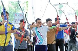 Thanh niên công nhân bắn cung, so tài thể lực tại Ngày hội 'Lan tỏa năng lượng tích cực'