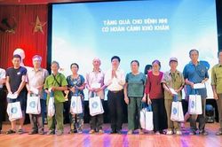 Gần 1000 người dân Thanh Hóa được khám, tư vấn sức khỏe